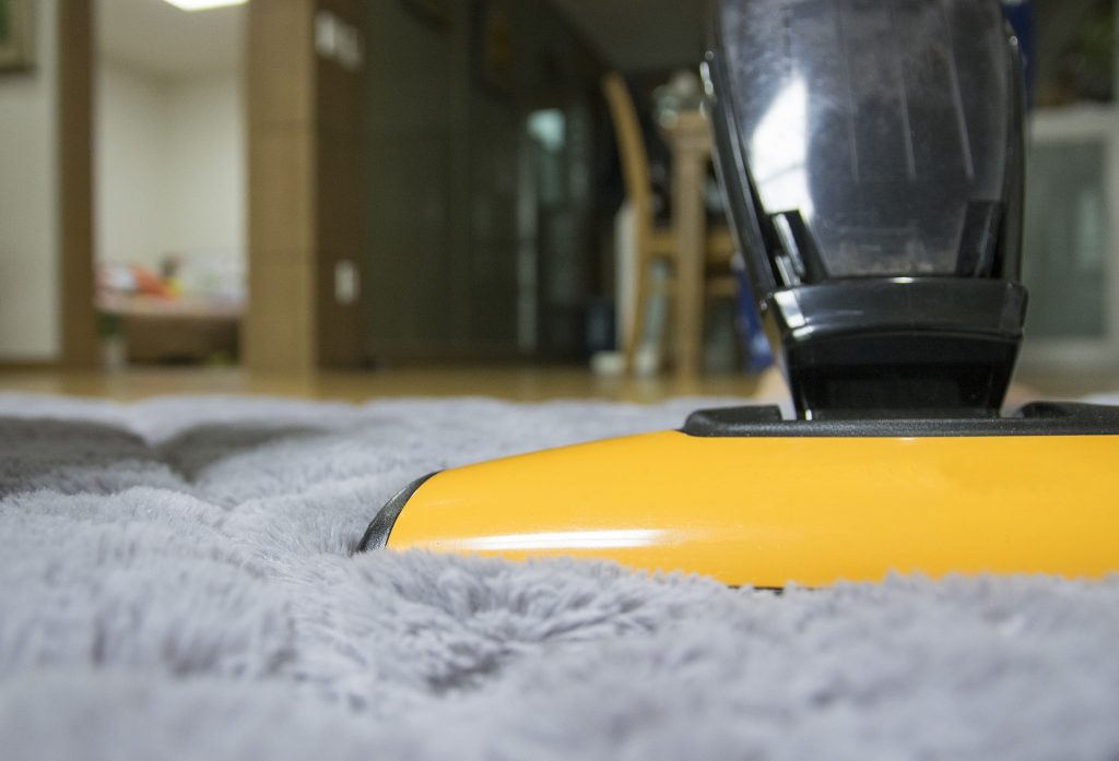 Aspirando alfombra de pelo largo