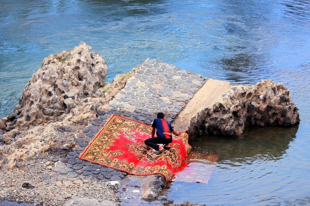 Realizando limpieza profunda en el río